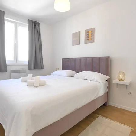 Nora With Private Parking Apartamento *