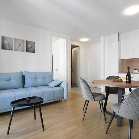 Nora With Private Parking Apartment *