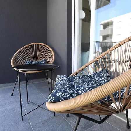 Nora With Private Parking Apartment *