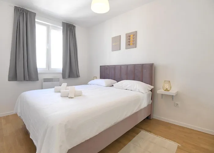 Nora With Private Parking Apartment *