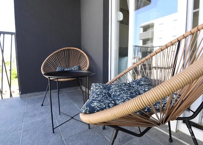 Nora With Private Parking Apartment *